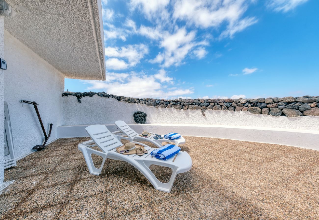 House in  Famara - First Line of the Sea • Ocean views • Beach 1 min