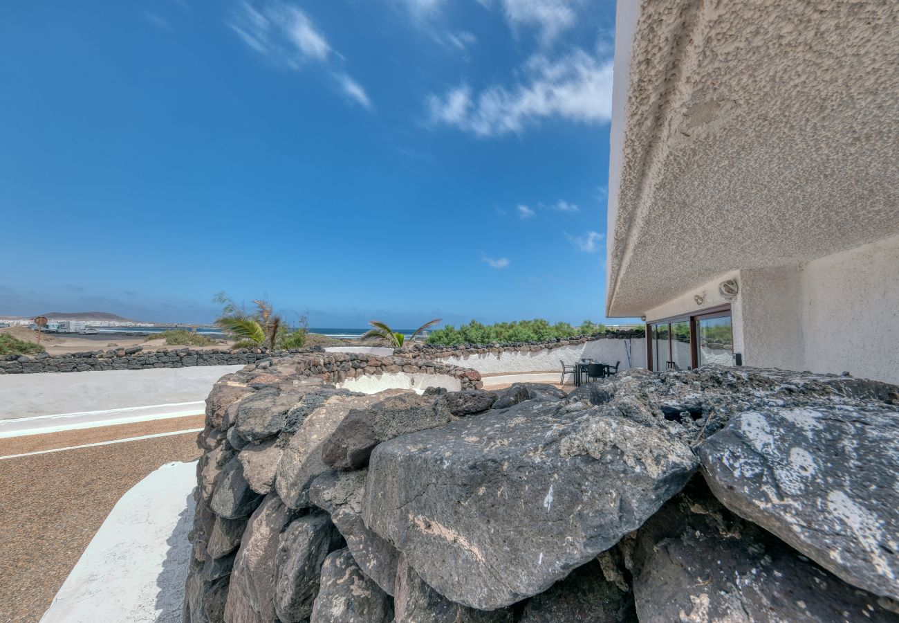 House in  Famara - First Line of the Sea • Ocean views • Beach 1 min