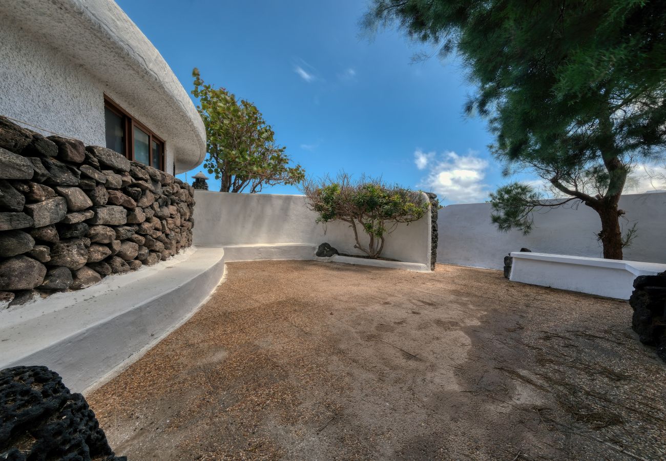 House in  Famara - First Line of the Sea • Ocean views • Beach 1 min