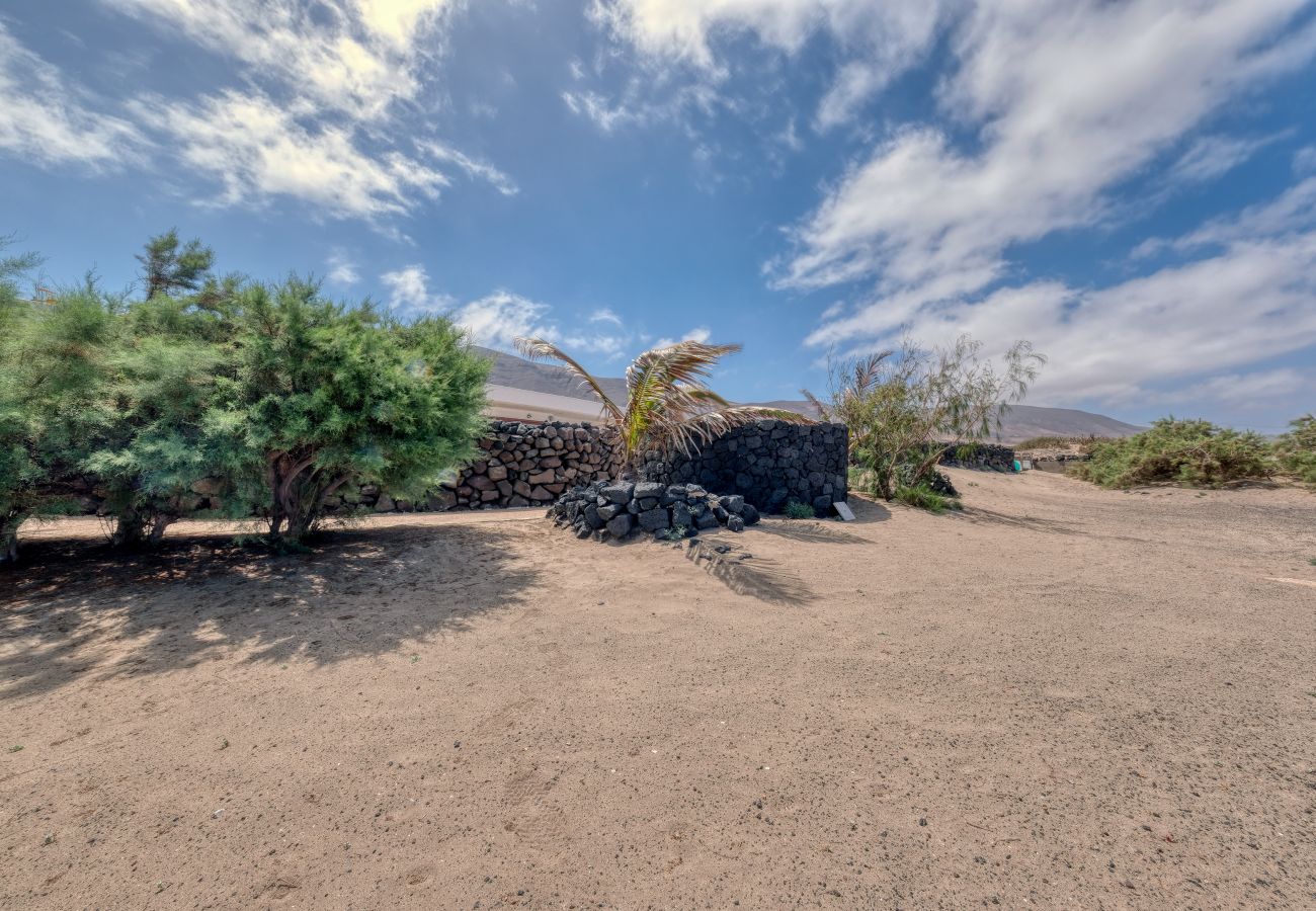 House in  Famara - First Line of the Sea • Ocean views • Beach 1 min