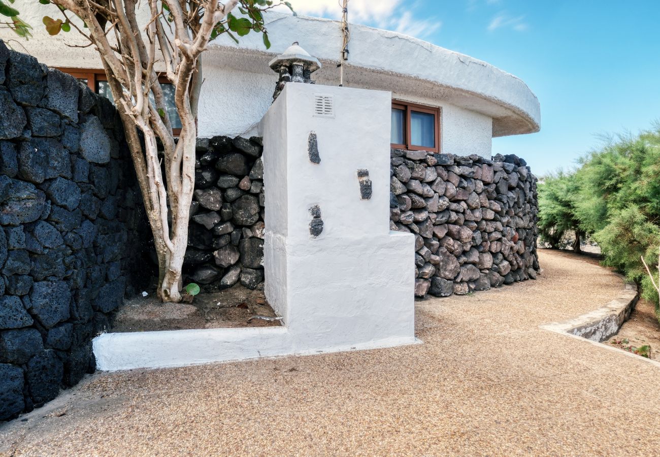 House in  Famara - First Line of the Sea • Ocean views • Beach 1 min