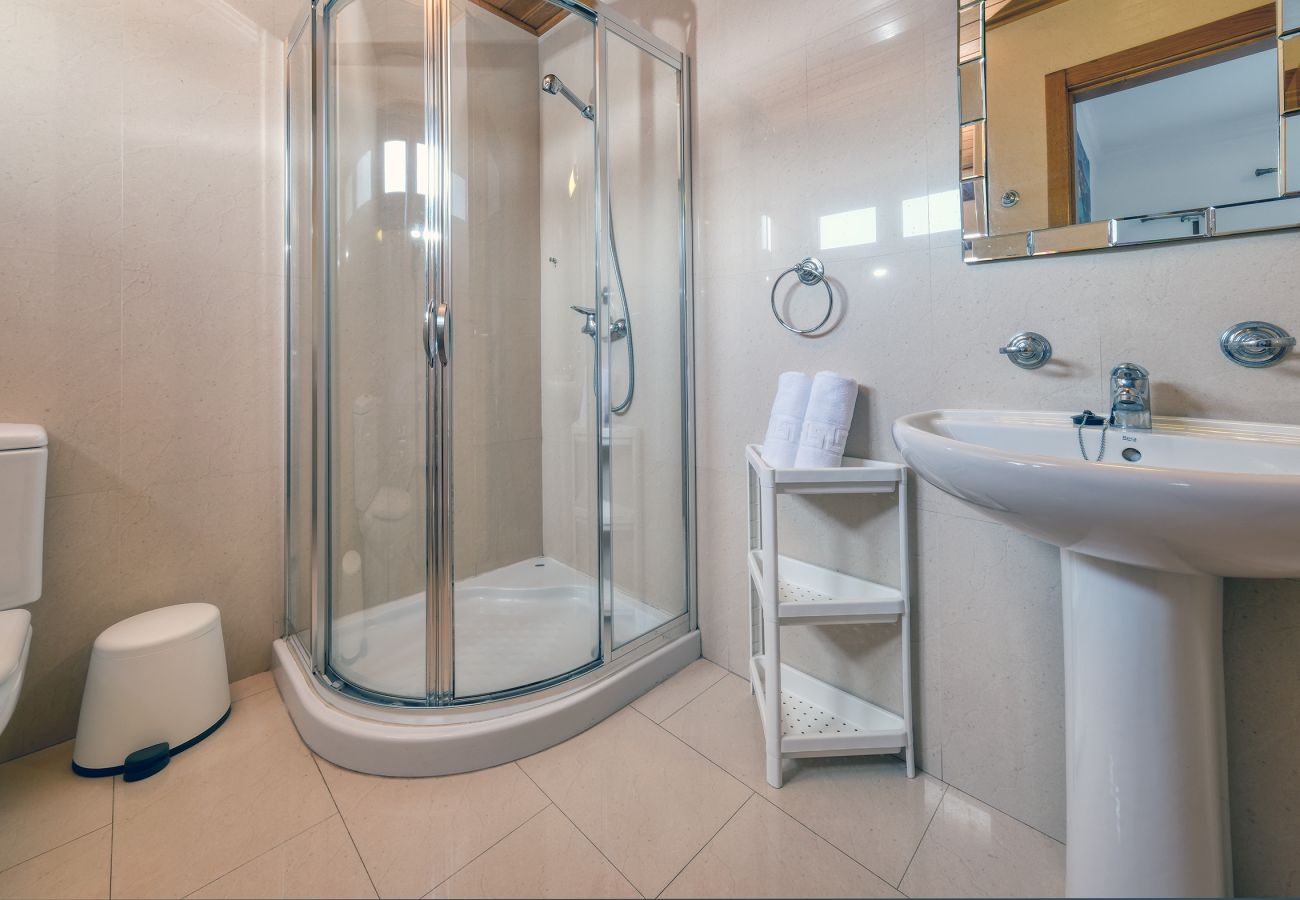 Villa a Playa Blanca - Villa Flavia - Private Pool, Jacuzzi, BBQ and Game Room By Lanzarote Vacation Home