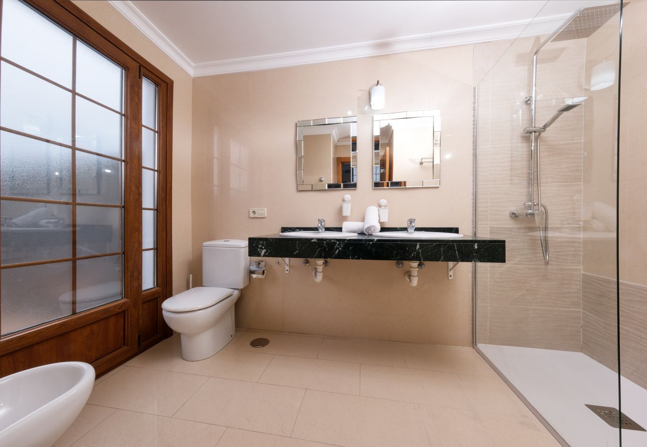 Villa a Playa Blanca - Villa Flavia - Private Pool, Jacuzzi, BBQ and Game Room By Lanzarote Vacation Home