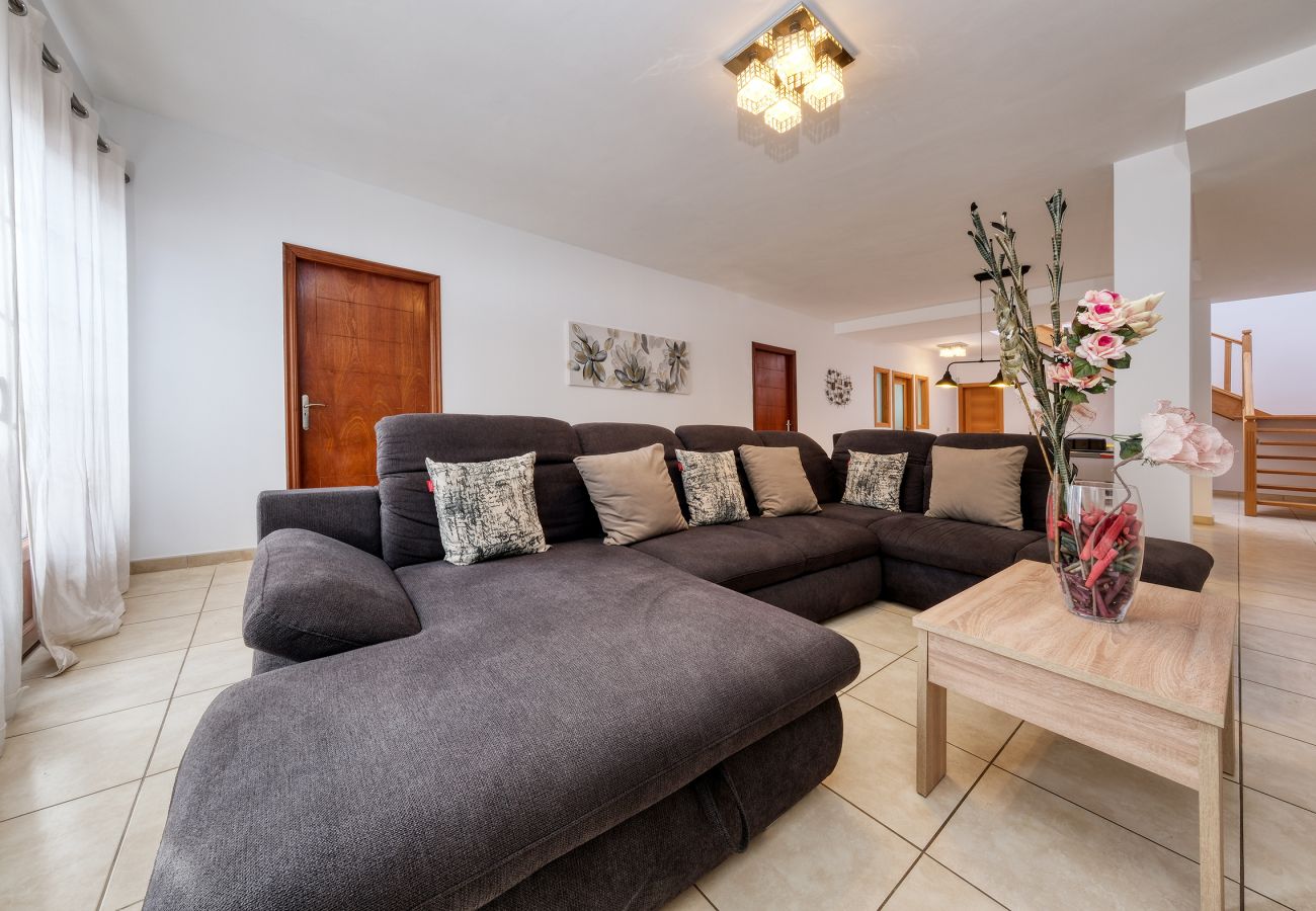 Villa a Playa Blanca - Villa Flavia - Private Pool, Jacuzzi, BBQ and Game Room By Lanzarote Vacation Home