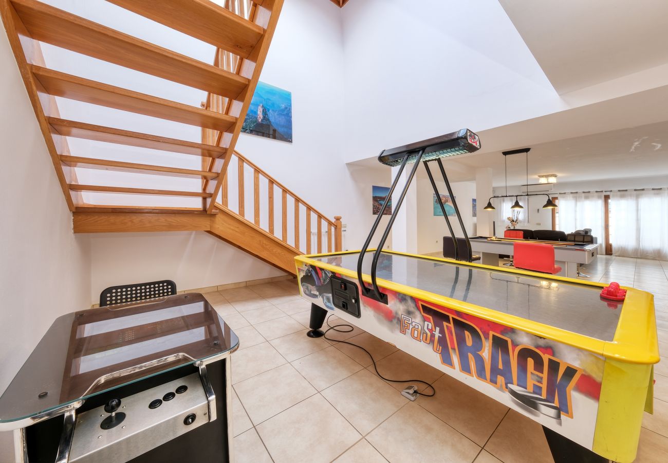 Villa a Playa Blanca - Villa Flavia - Private Pool, Jacuzzi, BBQ and Game Room By Lanzarote Vacation Home