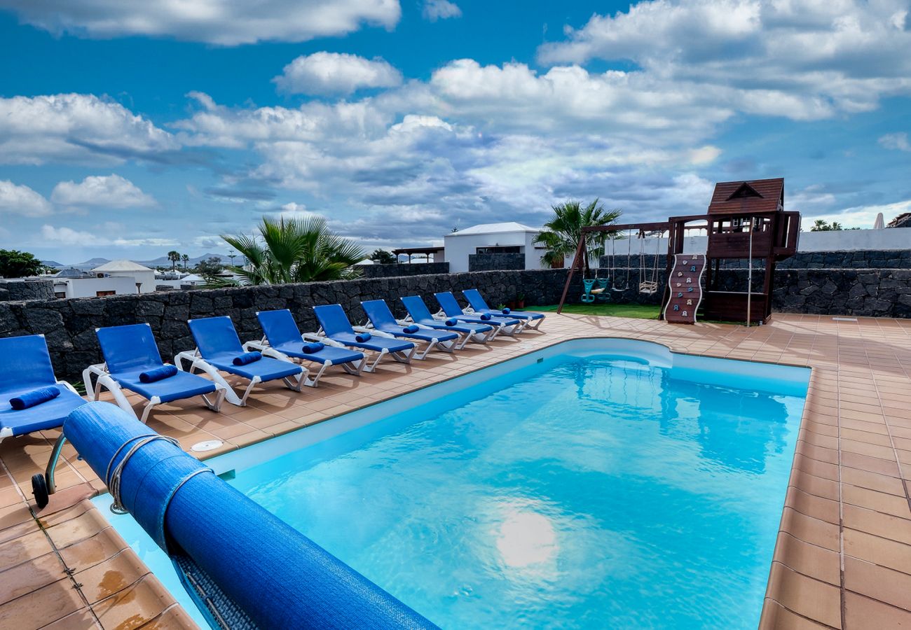 Villa a Playa Blanca - Villa Flavia - Private Pool, Jacuzzi, BBQ and Game Room By Lanzarote Vacation Home