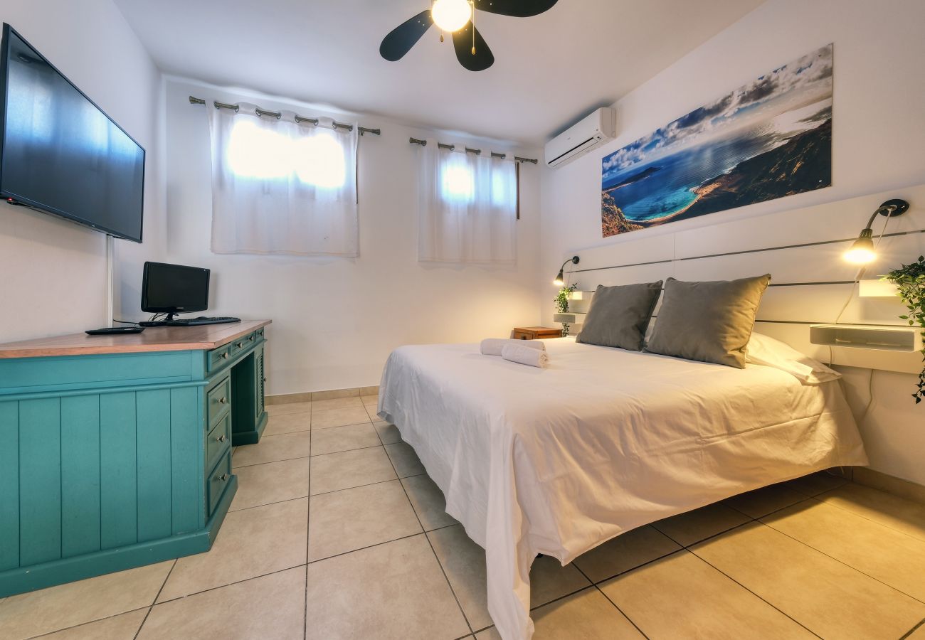 Villa a Playa Blanca - Villa Flavia - Private Pool, Jacuzzi, BBQ and Game Room By Lanzarote Vacation Home