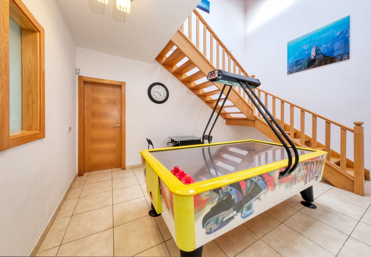 Villa a Playa Blanca - Villa Flavia - Private Pool, Jacuzzi, BBQ and Game Room By Lanzarote Vacation Home