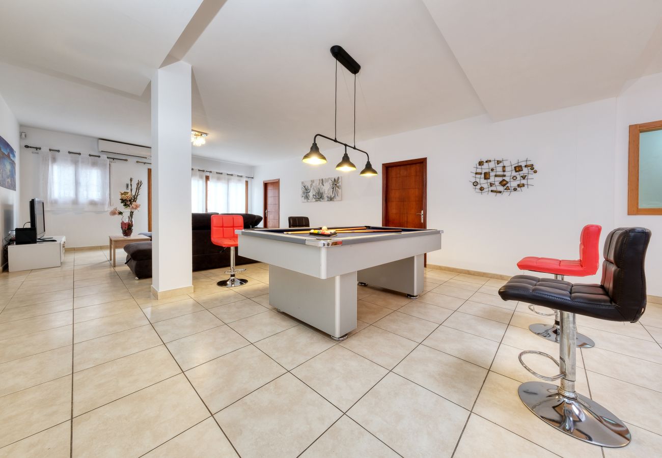 Villa a Playa Blanca - Villa Flavia - Private Pool, Jacuzzi, BBQ and Game Room By Lanzarote Vacation Home