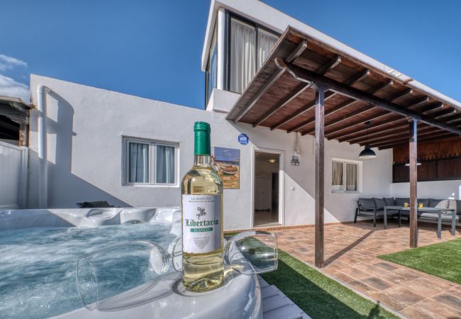 Villa a Puerto del Carmen - Villa Flaminia - Jacuzzi and Foosball - Just 400m from the Beach By Lanzarote Vacation Homes