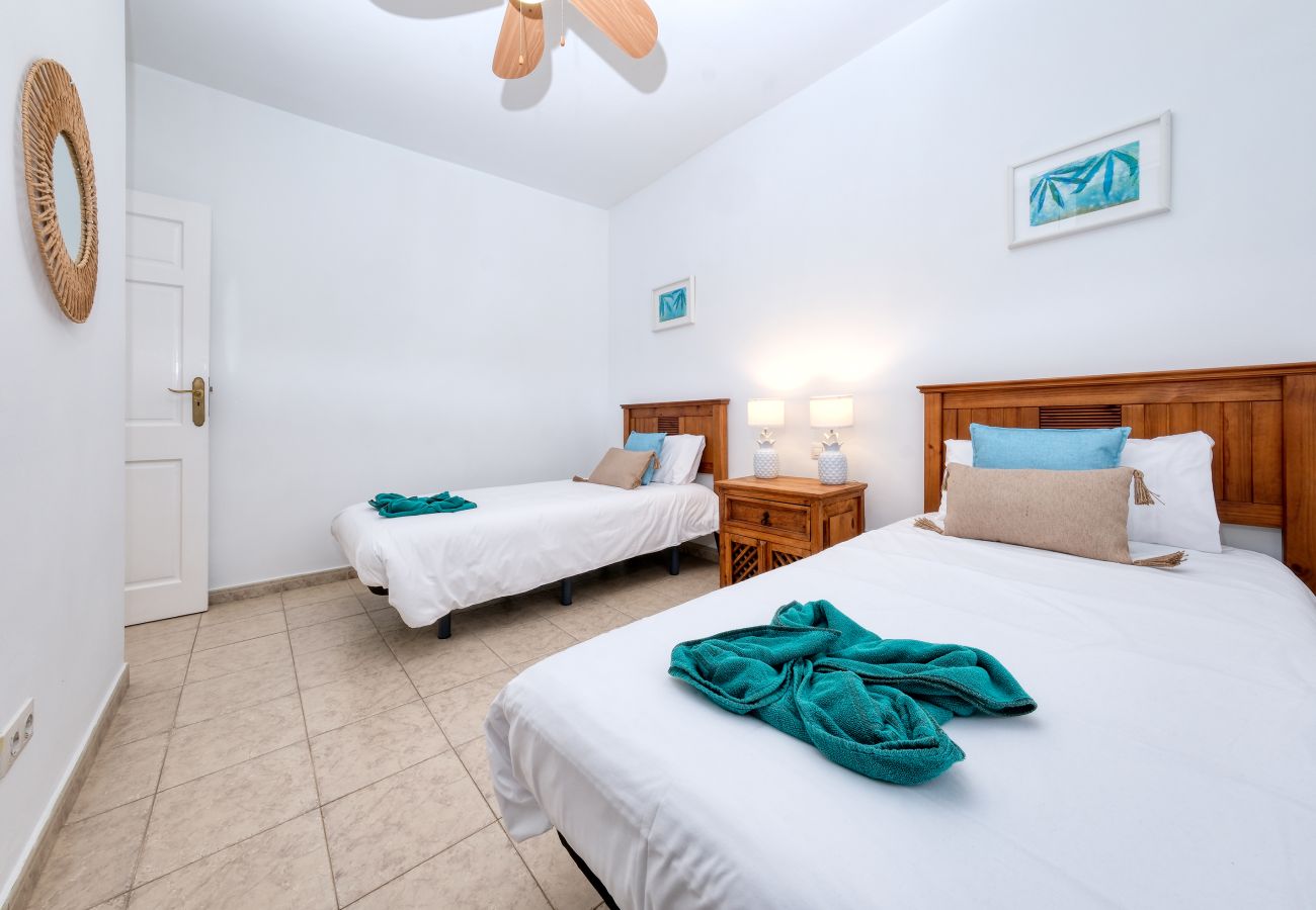 Villa a Playa Blanca - Blue Waves House - Heated Pool, BBQ and Bicycles By LVH