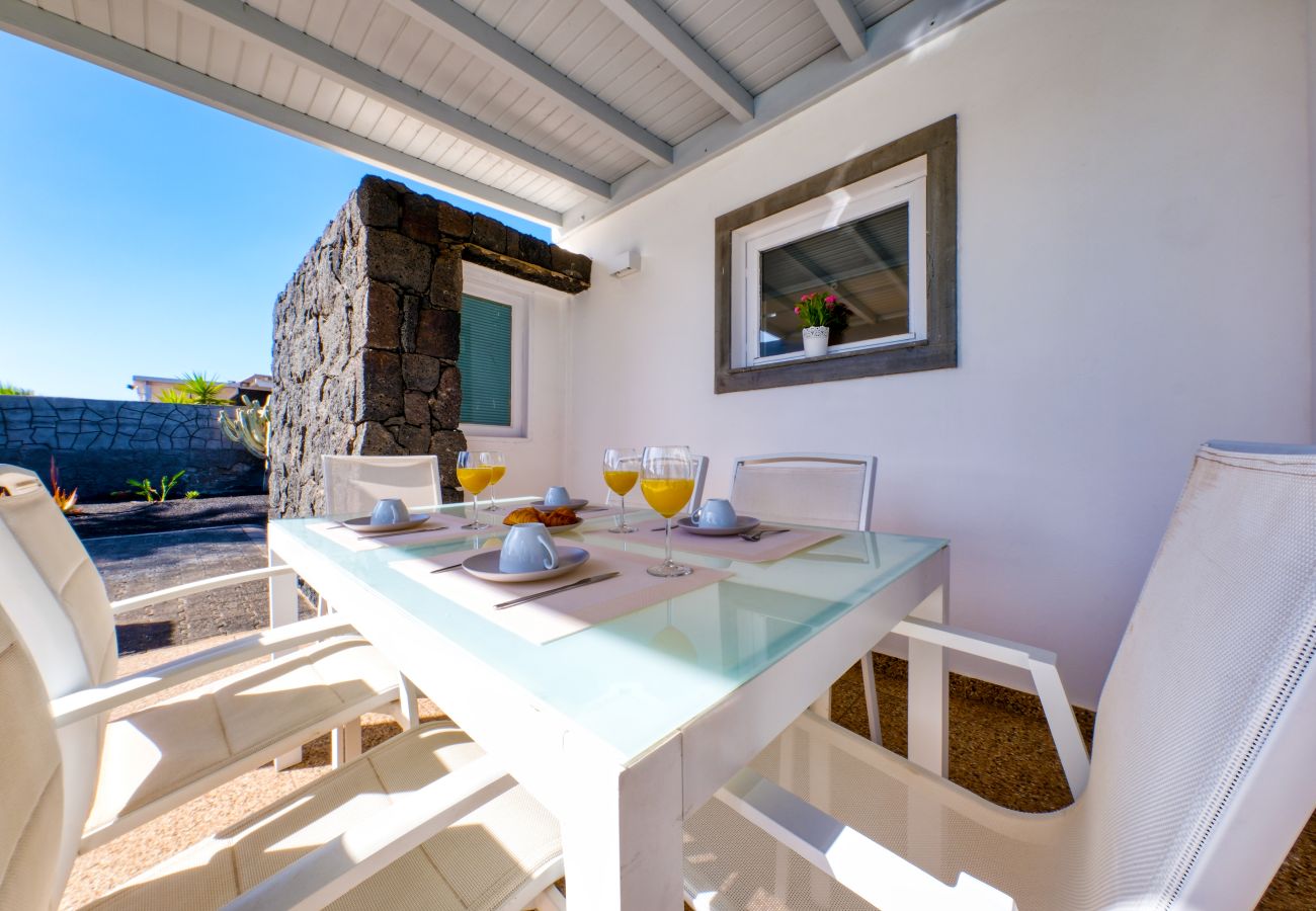 Villa a Playa Blanca - Blue Waves House - Heated Pool, BBQ and Bicycles By LVH