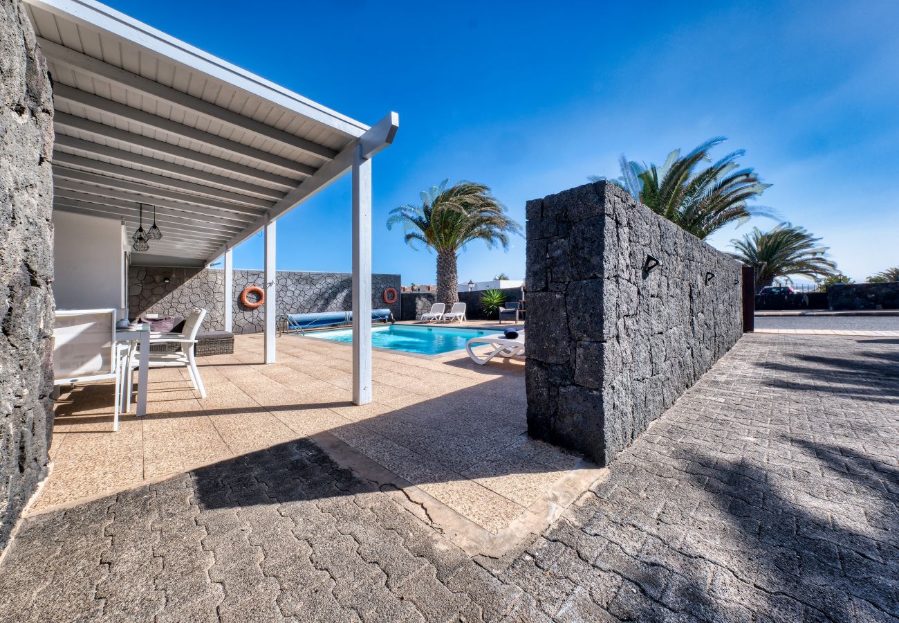 Villa a Playa Blanca - Blue Waves House - Heated Pool, BBQ and Bicycles By LVH