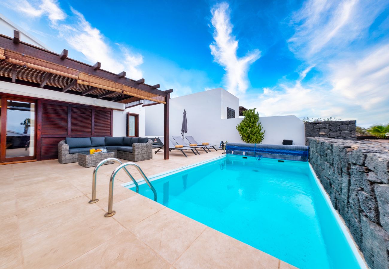 Villa a Playa Blanca - Villa Malolo - Private Pool and Jacuzzi By Lanzarote Vacation Homes