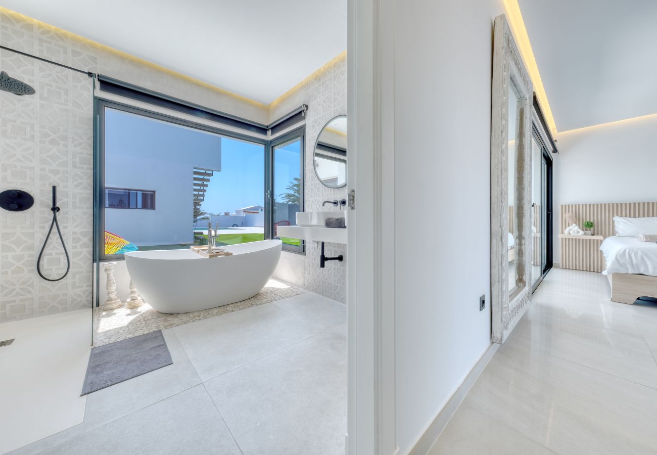 Villa a Puerto Calero - White House - Fire pit and private pool By Lanzarote Vacation Homes