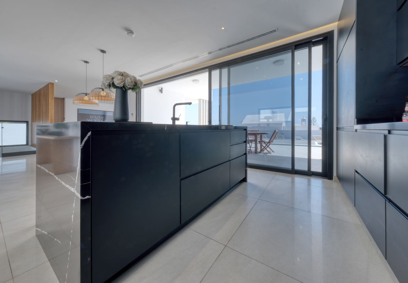 Villa a Puerto Calero - White House - Fire pit and private pool By Lanzarote Vacation Homes