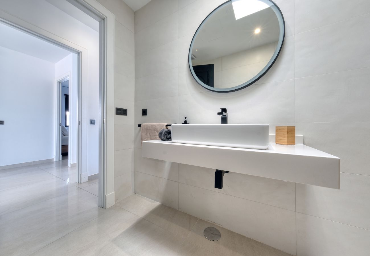 Villa a Puerto Calero - White House - Fire pit and private pool By Lanzarote Vacation Homes