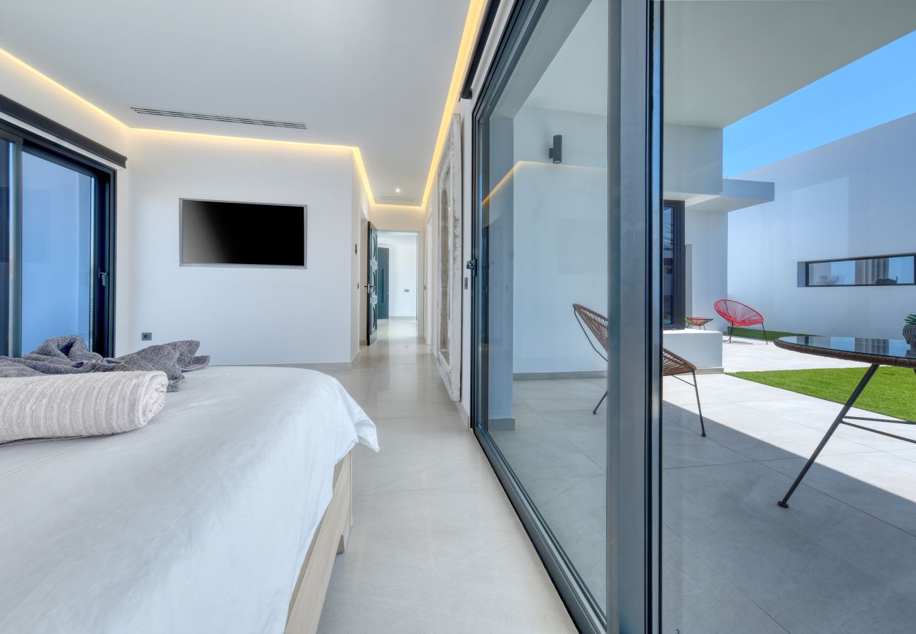 Villa a Puerto Calero - White House - Fire pit and private pool By Lanzarote Vacation Homes