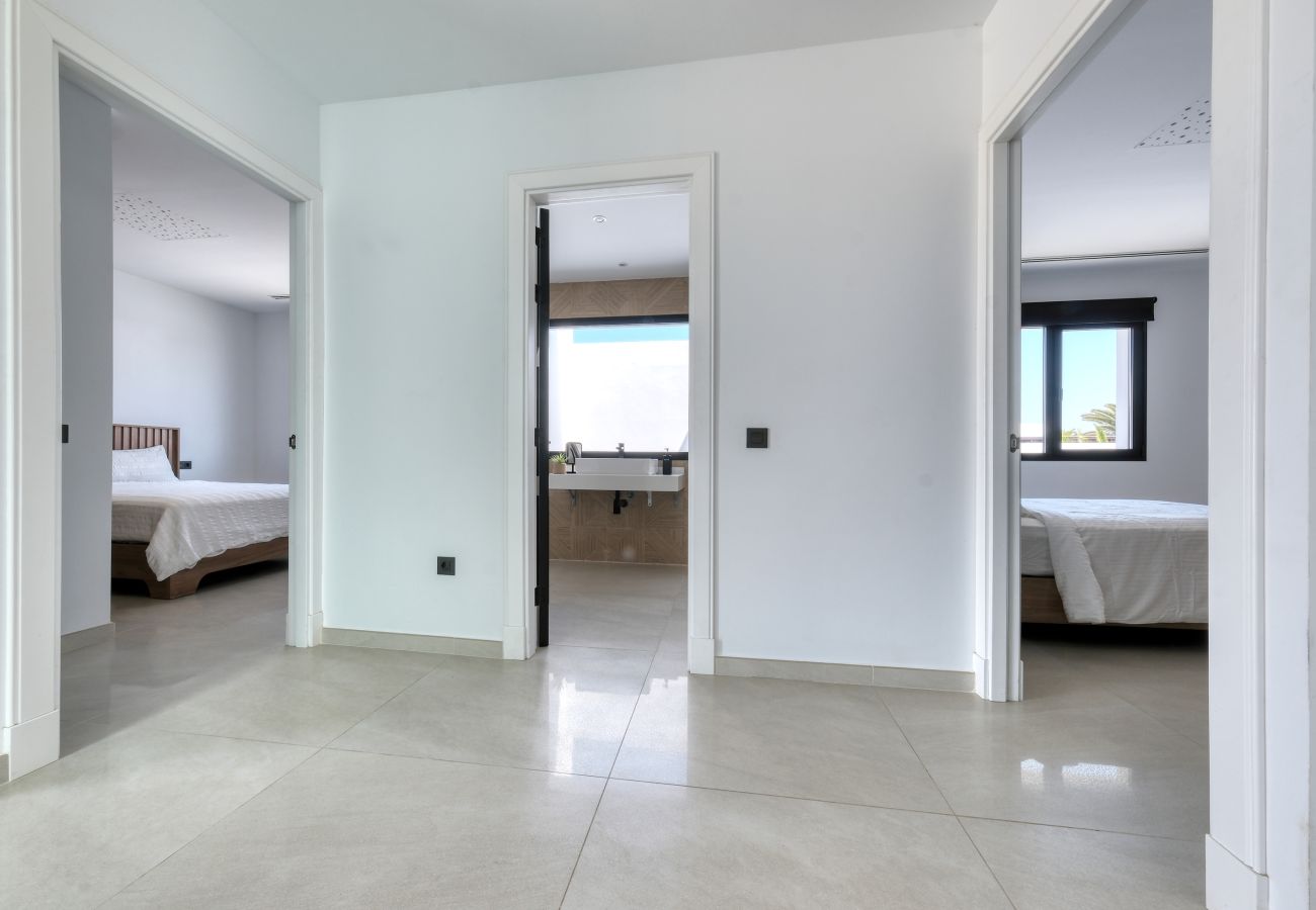 Villa a Puerto Calero - White House - Fire pit and private pool By Lanzarote Vacation Homes