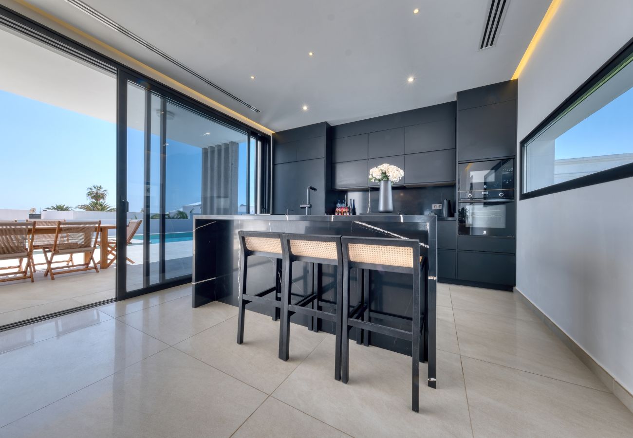 Villa a Puerto Calero - White House - Fire pit and private pool By Lanzarote Vacation Homes