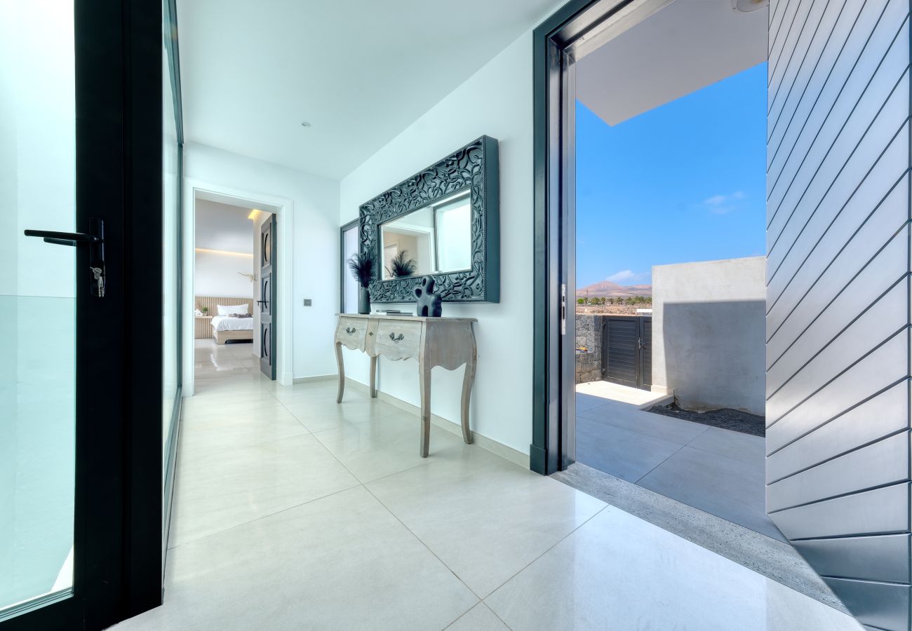 Villa a Puerto Calero - White House - Fire pit and private pool By Lanzarote Vacation Homes