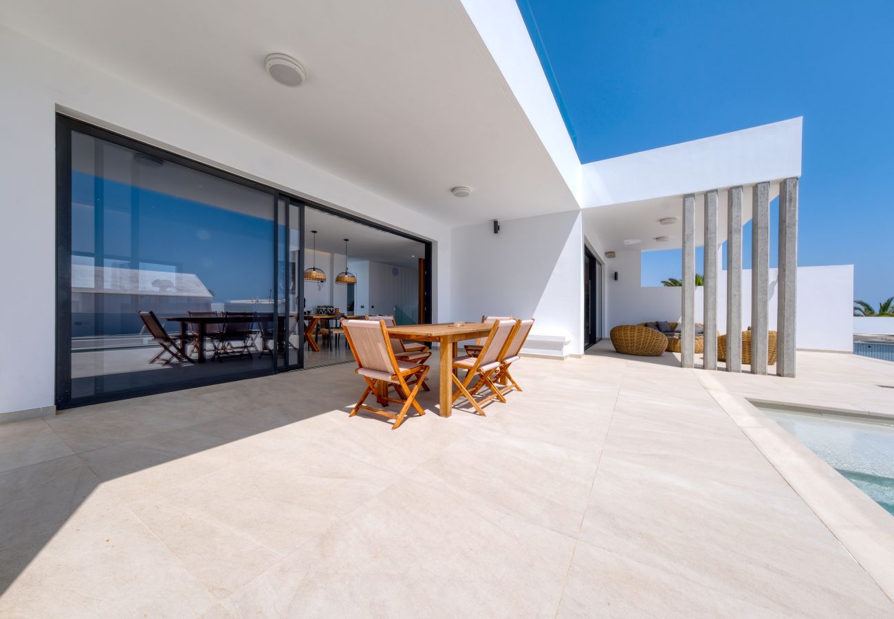 Villa a Puerto Calero - White House - Fire pit and private pool By Lanzarote Vacation Homes