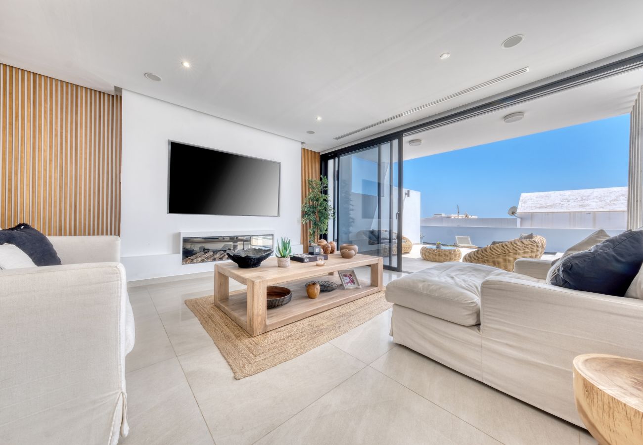 Villa a Puerto Calero - White House - Fire pit and private pool By Lanzarote Vacation Homes