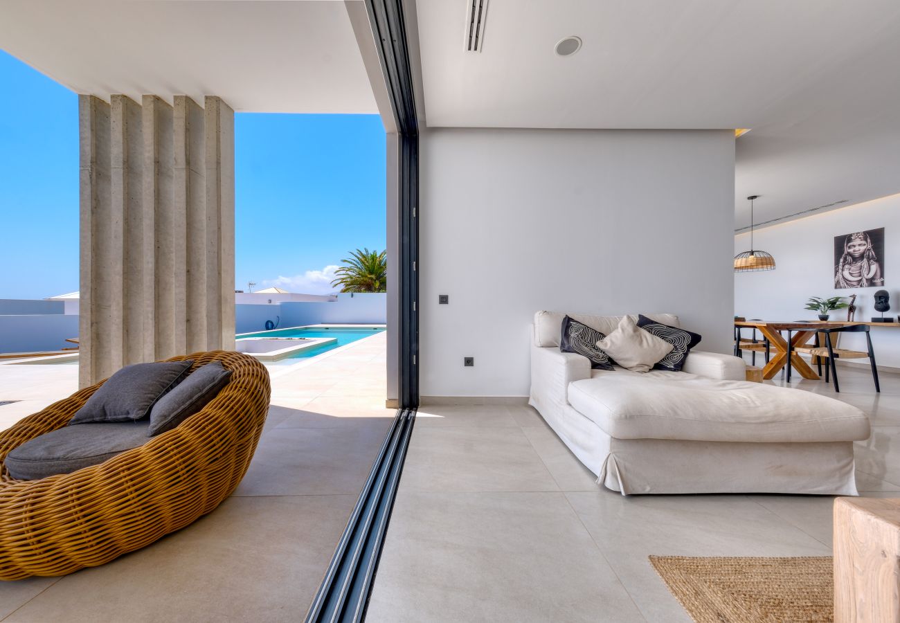 Villa a Puerto Calero - White House - Fire pit and private pool By Lanzarote Vacation Homes