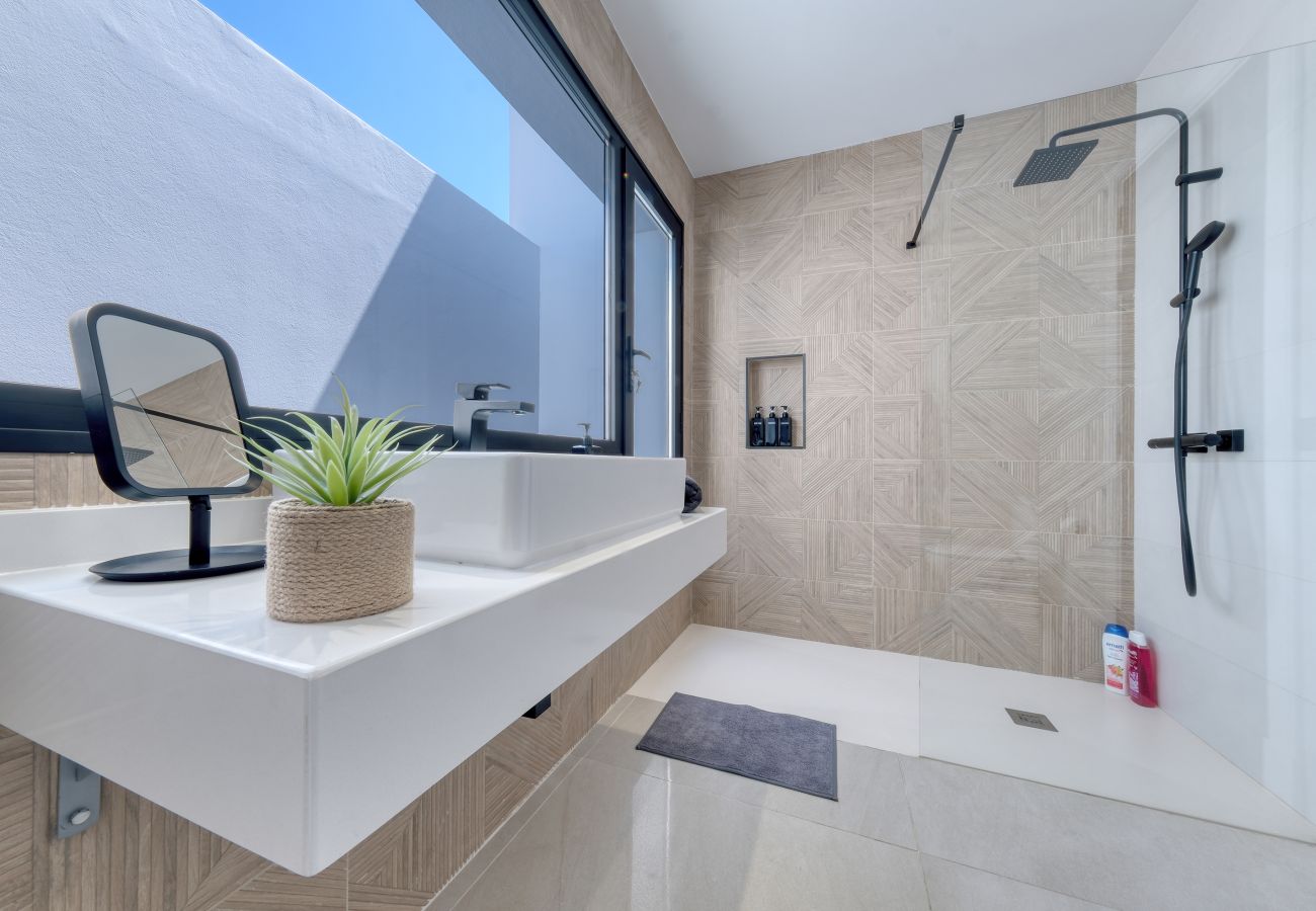 Villa a Puerto Calero - White House - Fire pit and private pool By Lanzarote Vacation Homes