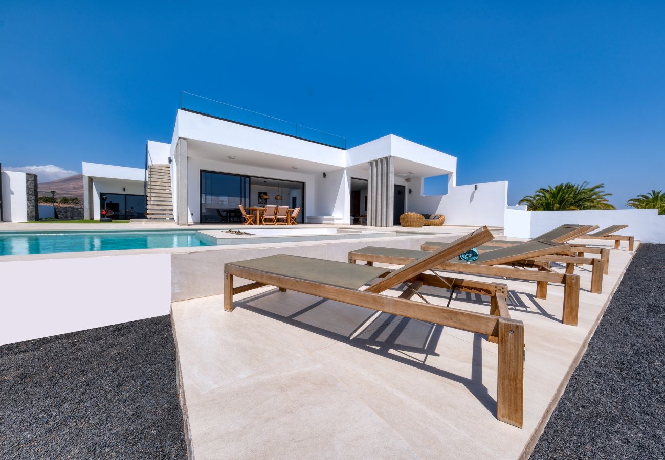 Villa a Puerto Calero - White House - Fire pit and private pool By Lanzarote Vacation Homes