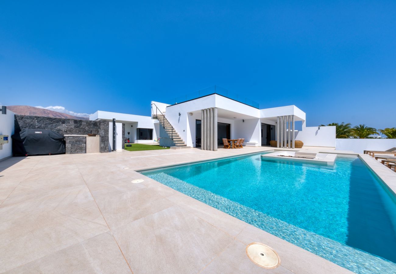 Villa a Puerto Calero - White House - Fire pit and private pool By Lanzarote Vacation Homes