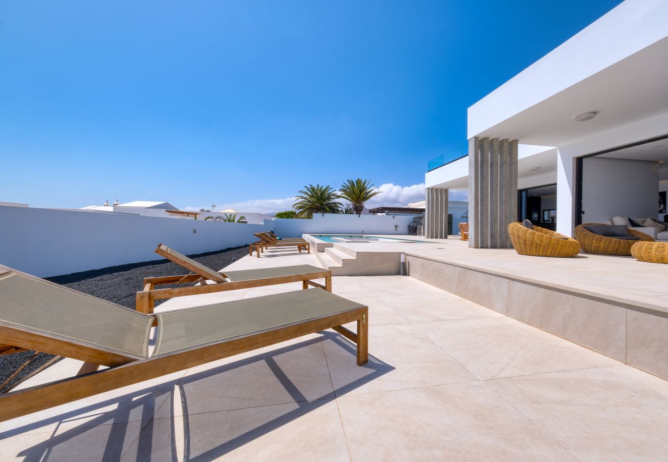 Villa a Puerto Calero - White House - Fire pit and private pool By Lanzarote Vacation Homes