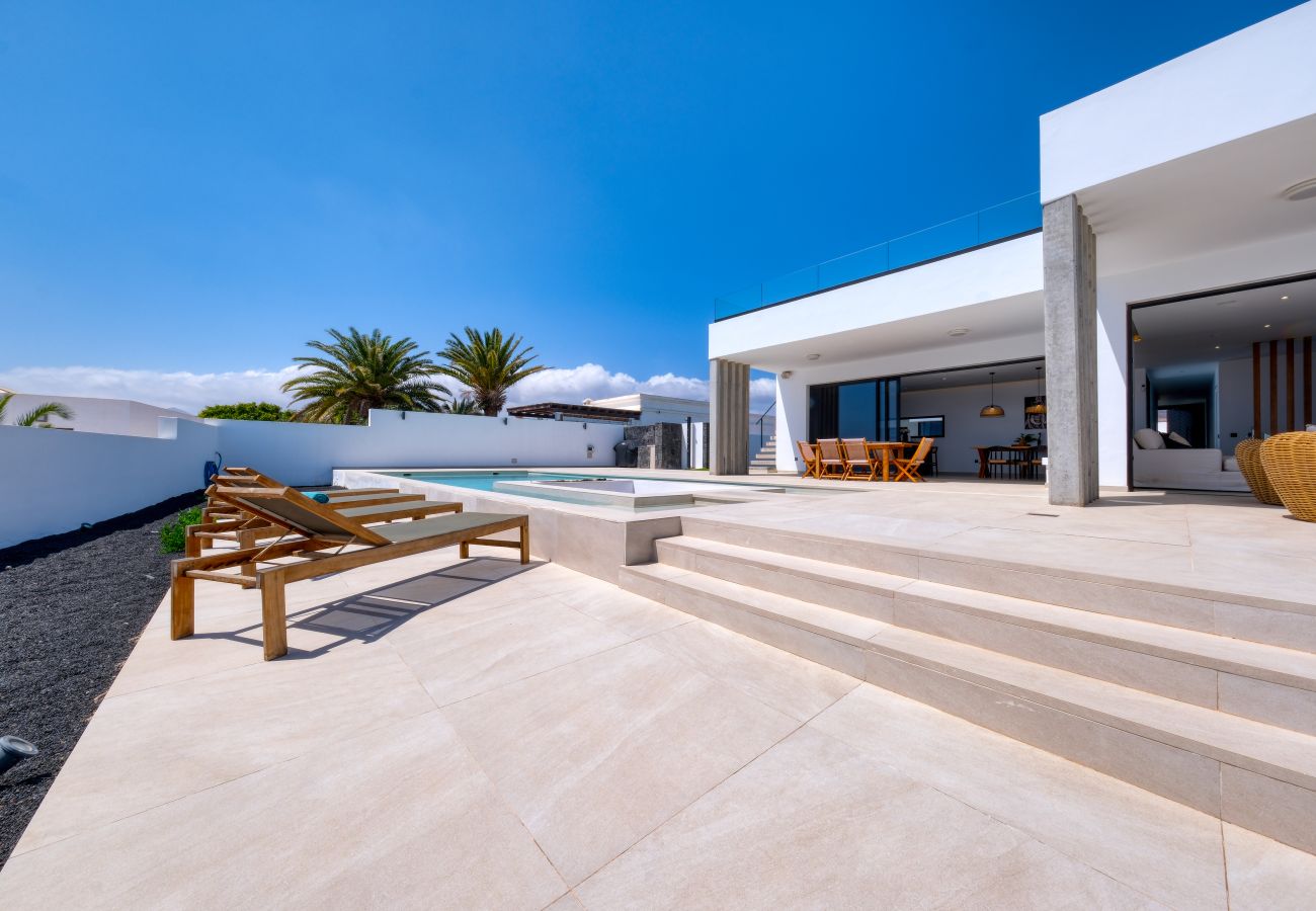 Villa a Puerto Calero - White House - Fire pit and private pool By Lanzarote Vacation Homes