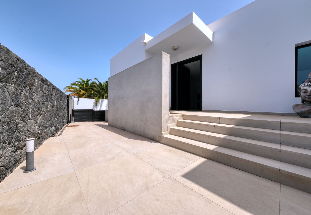 Villa a Puerto Calero - White House - Fire pit and private pool By Lanzarote Vacation Homes