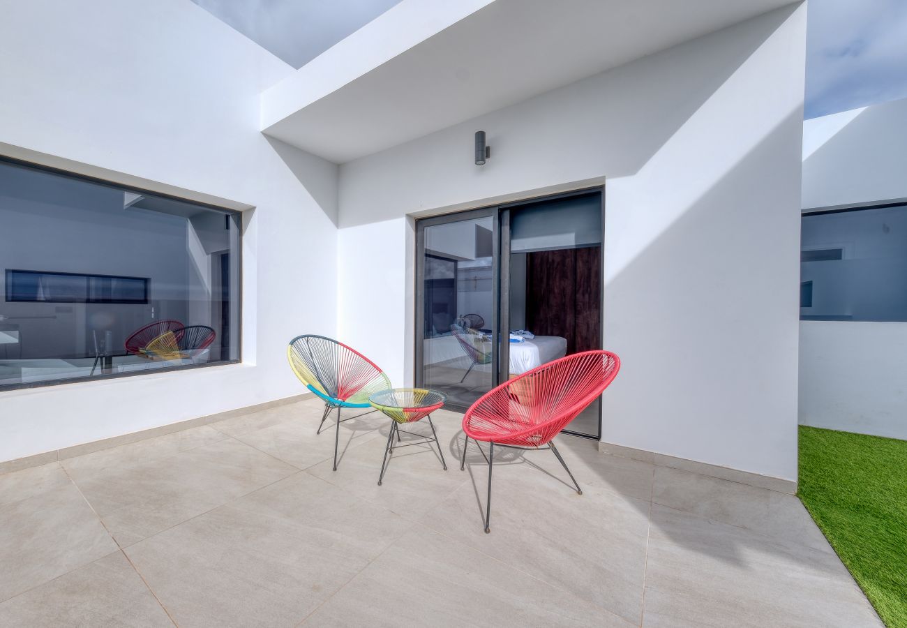 Villa a Puerto Calero - White House - Fire pit and private pool By Lanzarote Vacation Homes