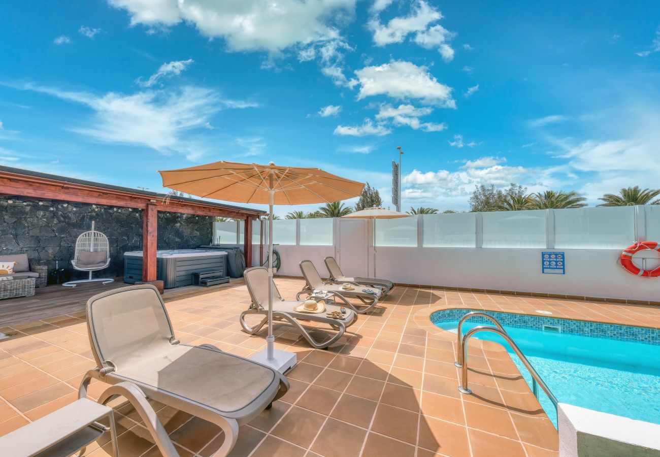 Casa a Playa Blanca - Villa Los Yeyos • Ocean view • Pool • BBQ • Billar