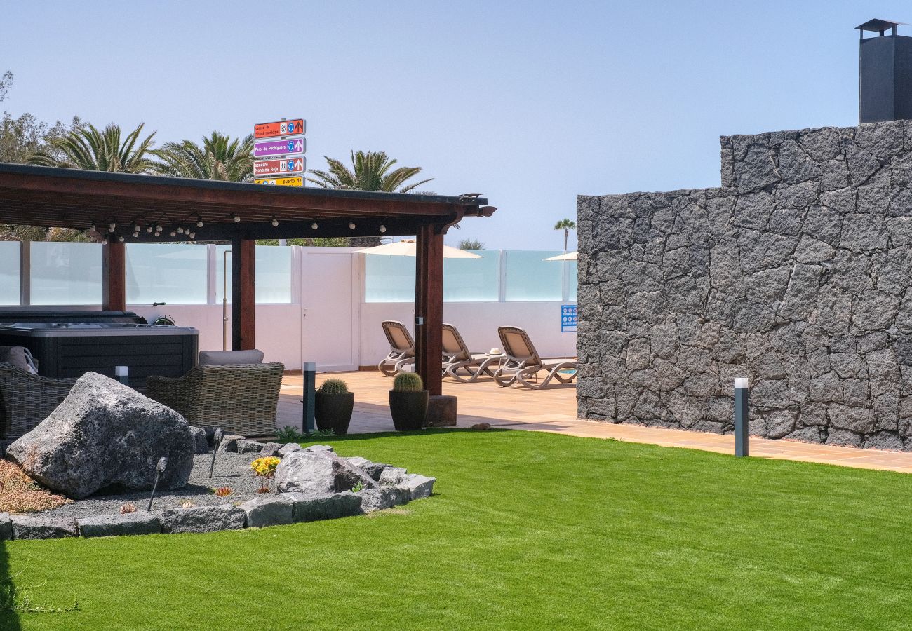 Casa a Playa Blanca - Villa Los Yeyos • Ocean view • Pool • BBQ • Billar