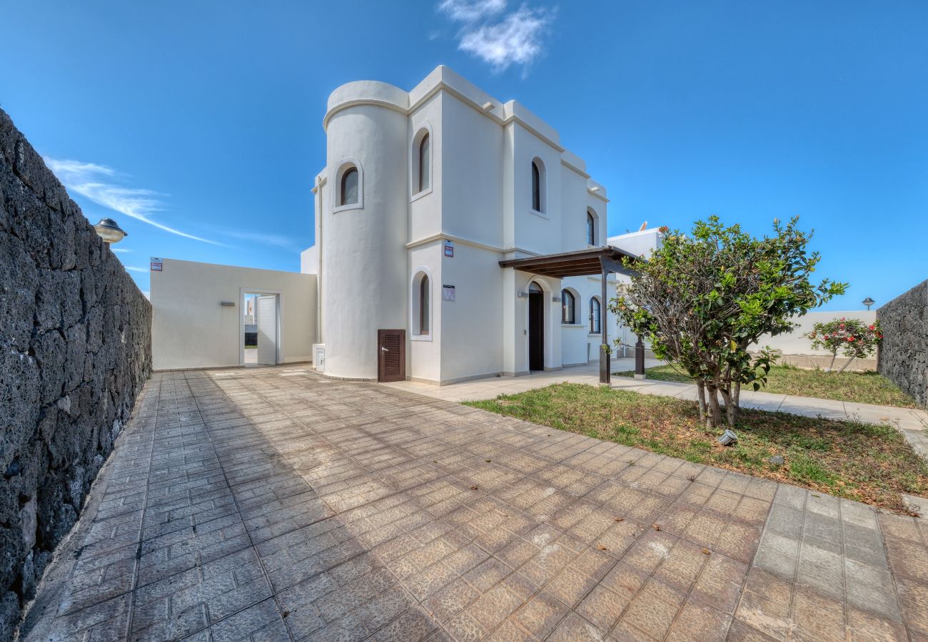 Casa a Playa Blanca - Casa Malvasía • Pool • 900M from the beach • LVH