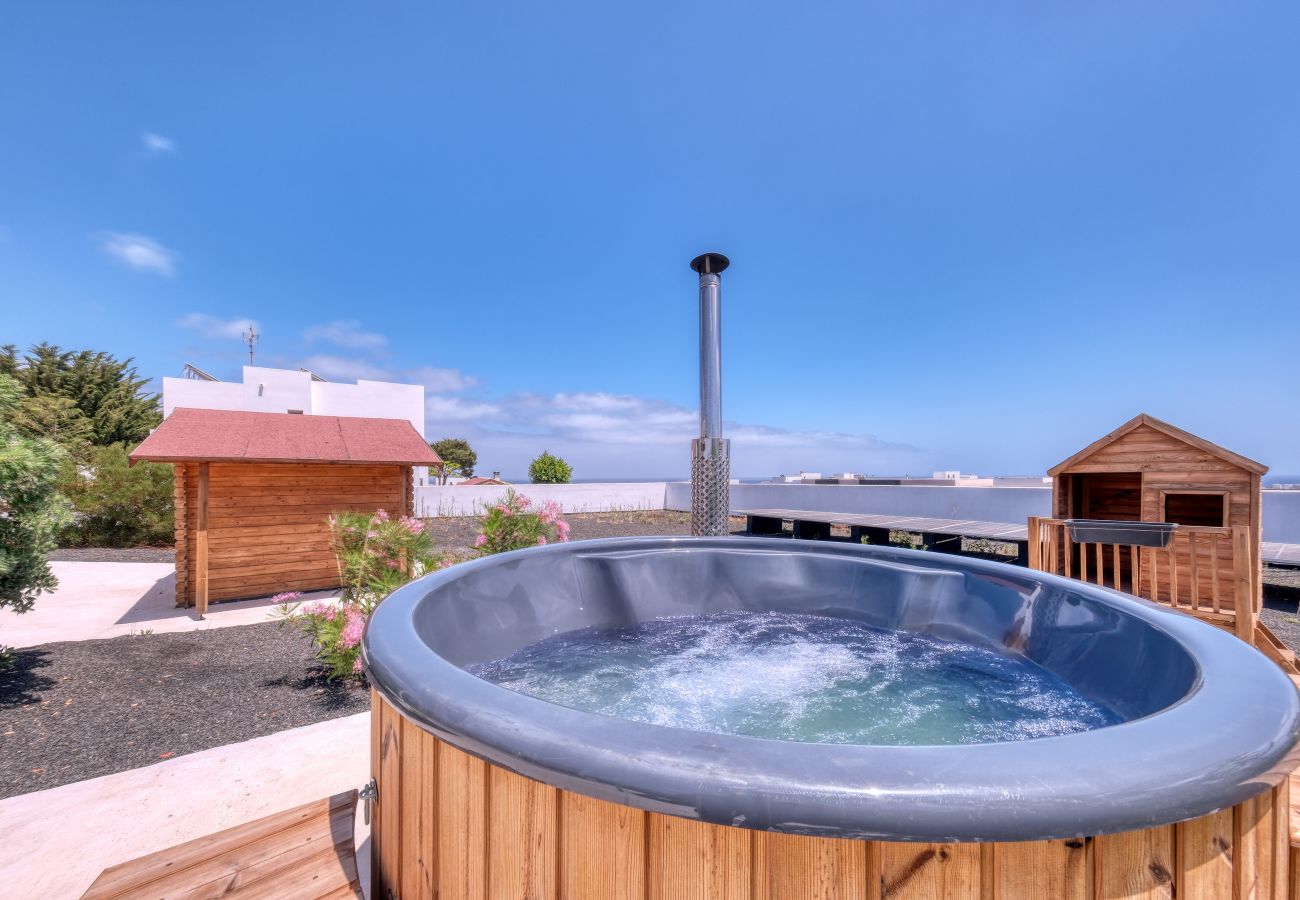 Casa a Costa Teguise - Chalet Emily - Alpine Chic• Jacuzzi • BBQ 