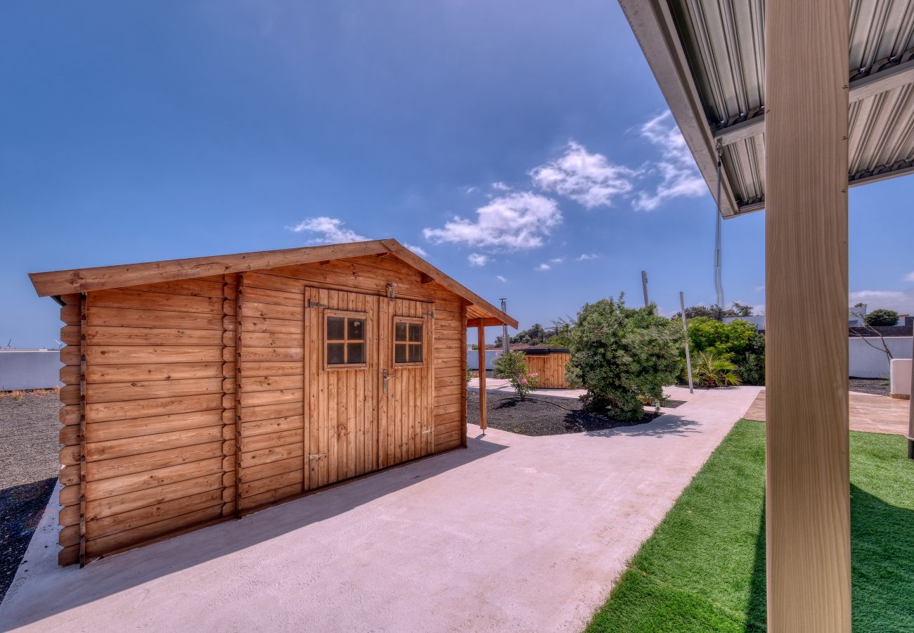 Casa a Costa Teguise - Chalet Emily - Alpine Chic• Jacuzzi • BBQ 