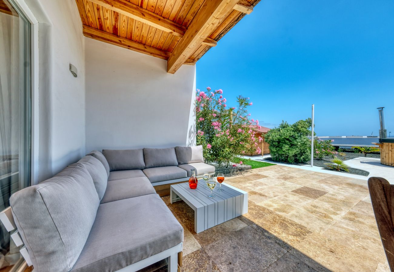 Casa a Costa Teguise - Chalet Emily - Alpine Chic• Jacuzzi • BBQ 