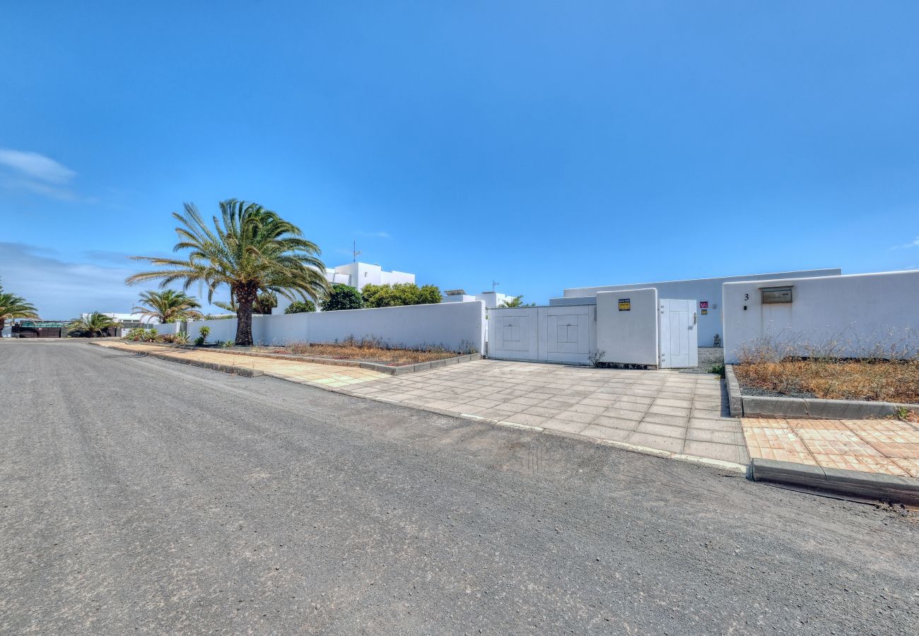 Casa a Costa Teguise - Chalet Emily - Alpine Chic• Jacuzzi • BBQ 
