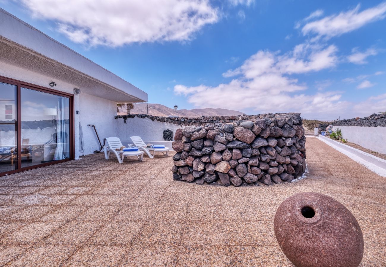 Casa a  Famara - First Line of the Sea • Ocean views • Beach 1 min