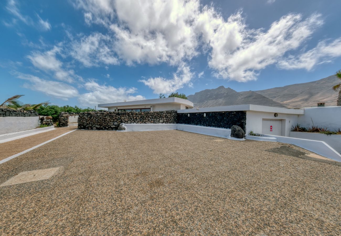 Casa a  Famara - First Line of the Sea • Ocean views • Beach 1 min