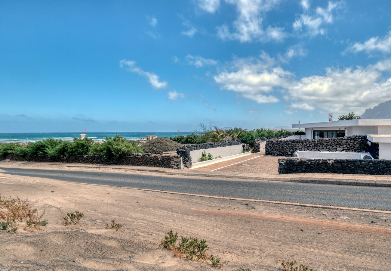 Casa a  Famara - First Line of the Sea • Ocean views • Beach 1 min