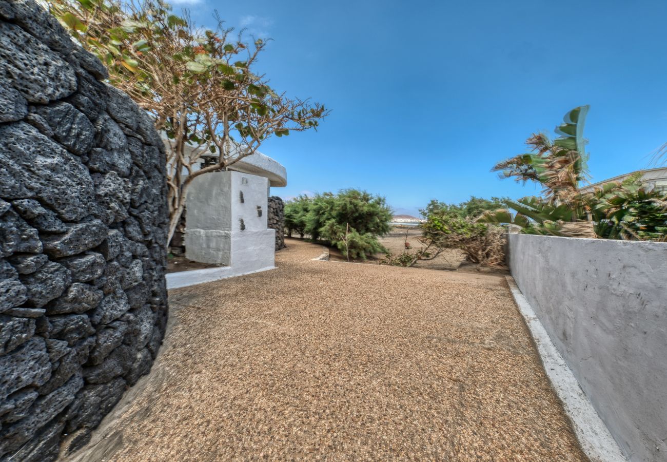 Casa a  Famara - First Line of the Sea • Ocean views • Beach 1 min
