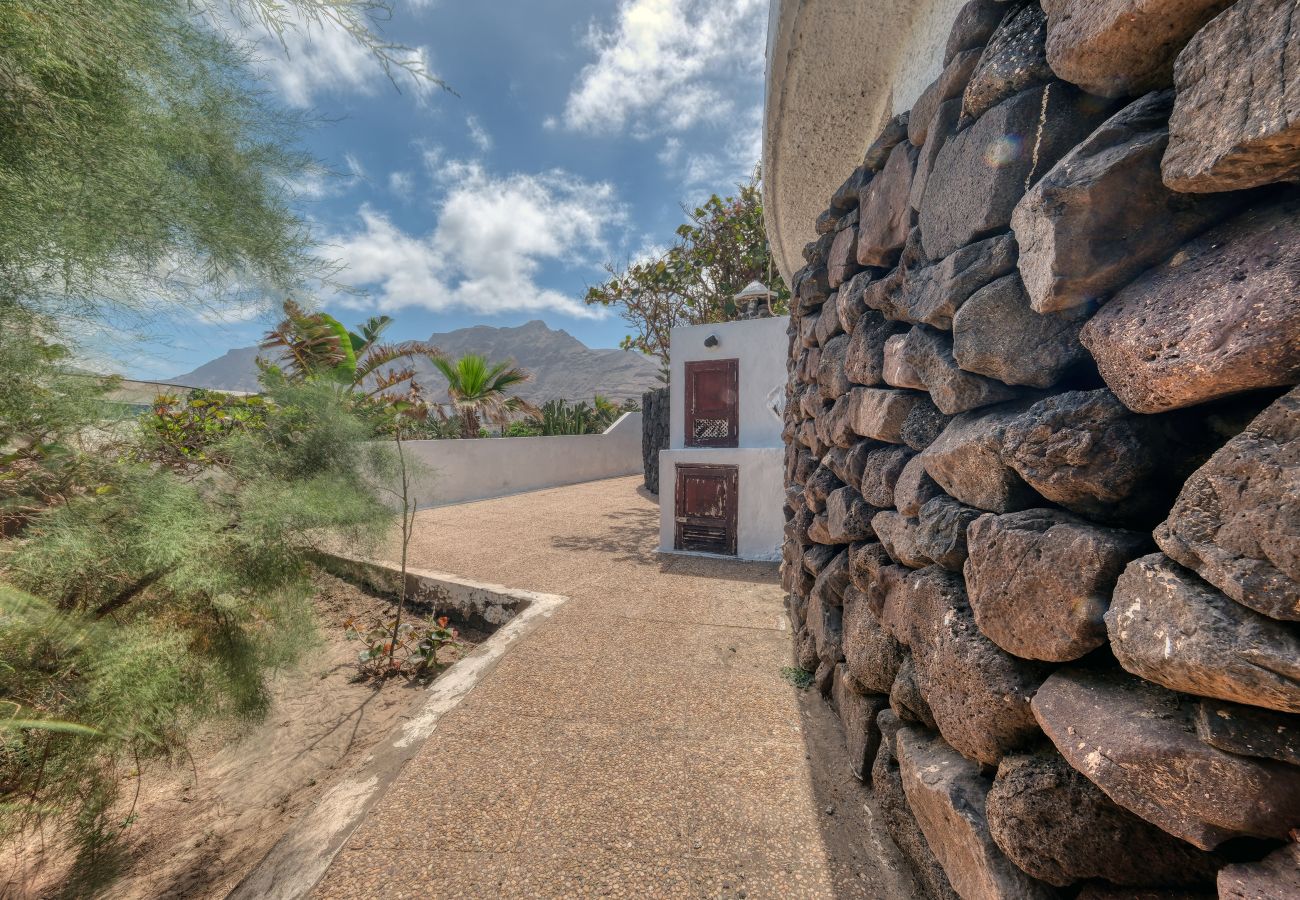 Casa a  Famara - First Line of the Sea • Ocean views • Beach 1 min